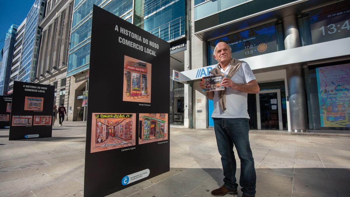 Jorge Blanco sostiene el libro junto a la exposición