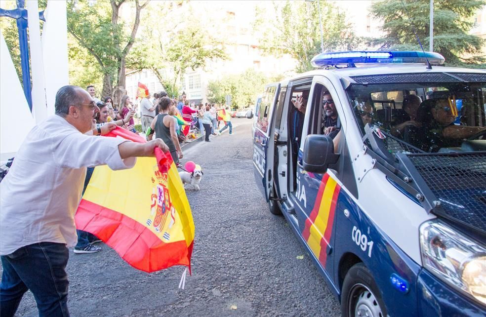 Recibimiento en Badajoz de los policías nacionales desplazados en Cataluña