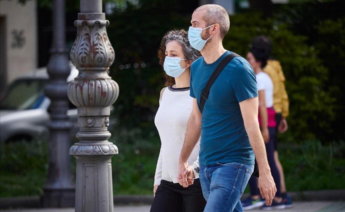 Una pareja camina con mascarillas para protegerse del coronavirus en Pamplona, el pasado 7 de mayo.