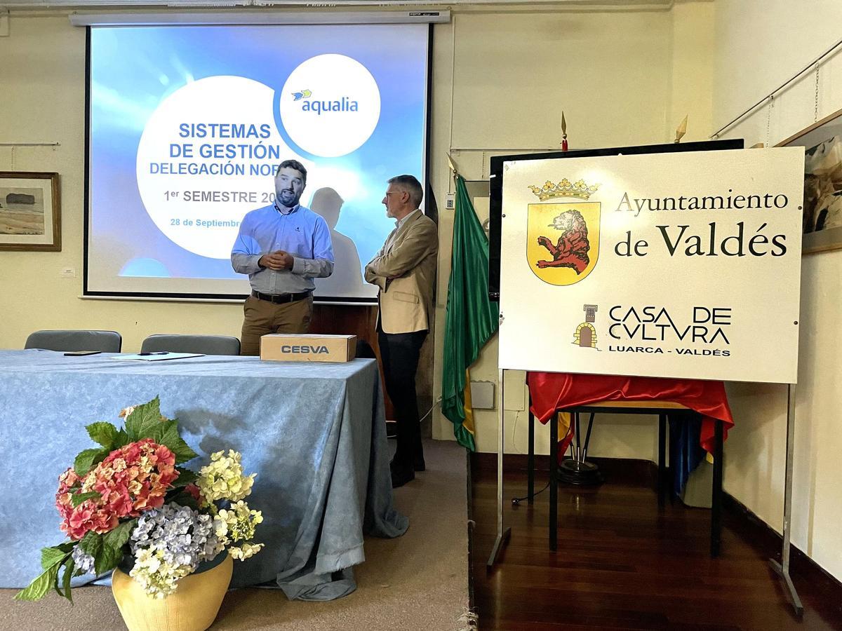 El alcalde de Valdés, Óscar Sánchez, junto a Manuel Sánchez, director de la Delegación Norte de Aqualia