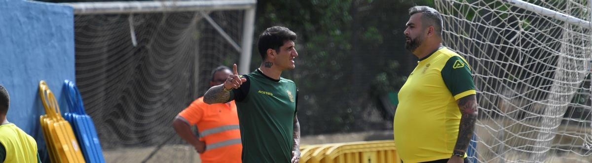 Arturo García conversa con Gaby Peñalba en Las Burras.