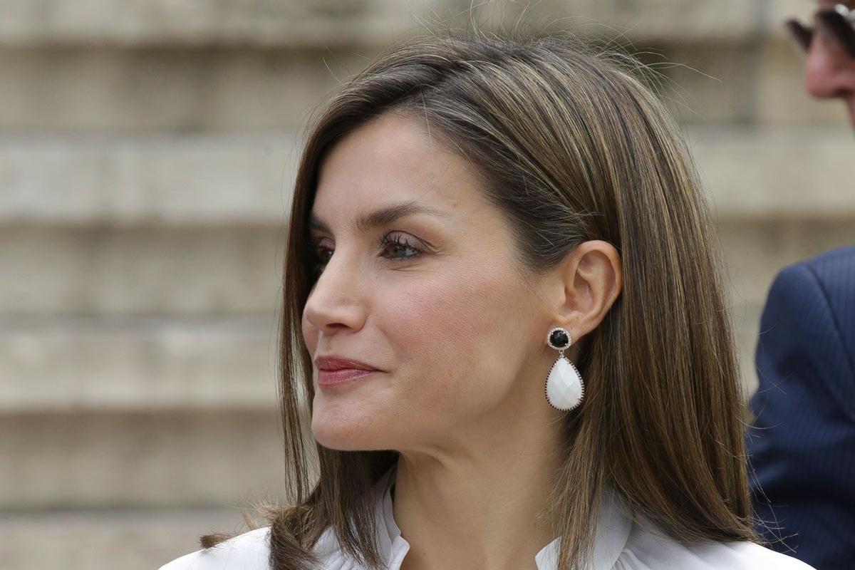 Detalle de los pendientes blancos y negros de Letizia Ortiz