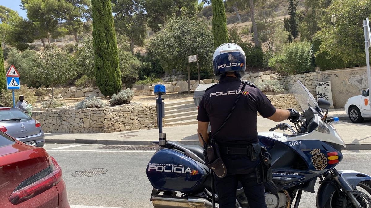 Policía Nacional en un control rutinario en Playa de San Juan, Alicante.