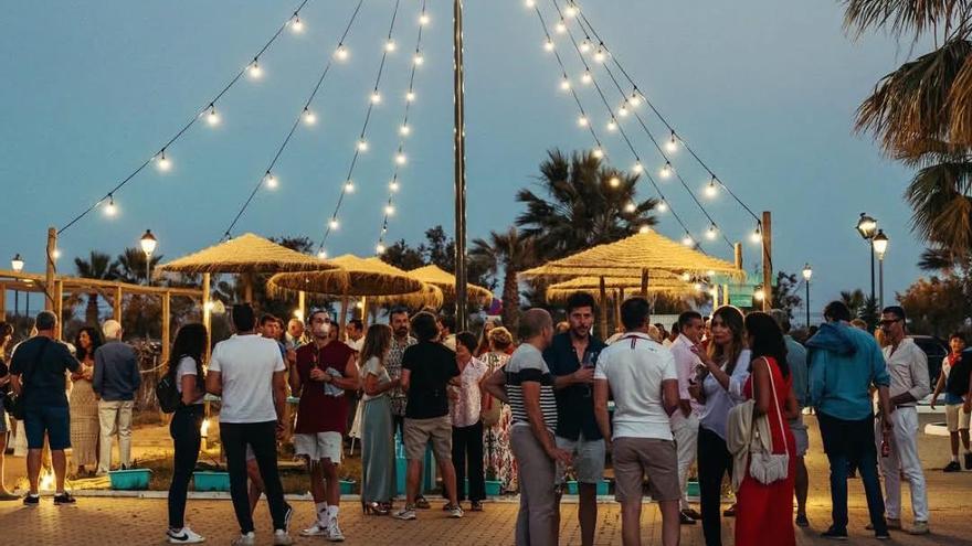 No es el Caribe aunque lo parezca: la playa de Huelva con aguas cristalinas que esconde un popular mercadillo junto a la arena
