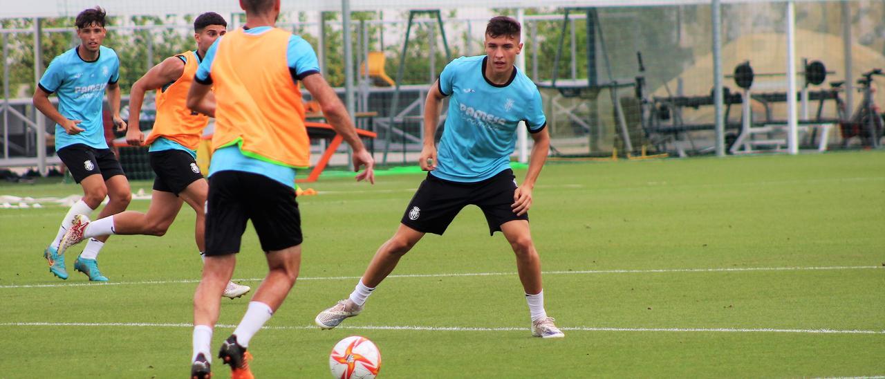 Alberto del Moral durante un entrenamiento esta temporada con el filial amarillo, en el campo 9 de Miralcamp