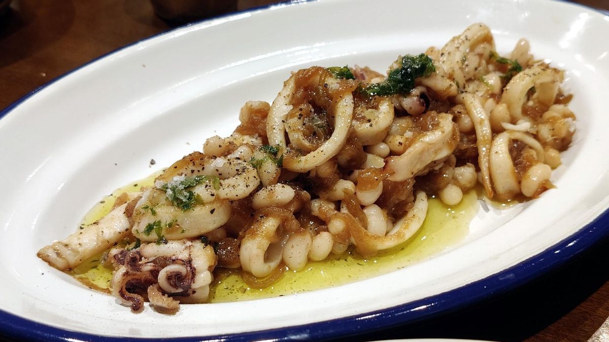 Los calamares encebollados con 'fesols' de Santa Pau de Bodega Manolo son una maravilla.