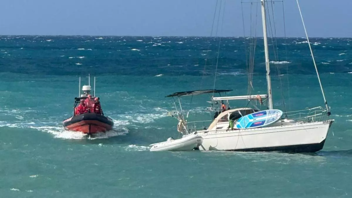 Rescatado un velero en riesgo de encallar en la playa de Las Marañuelas