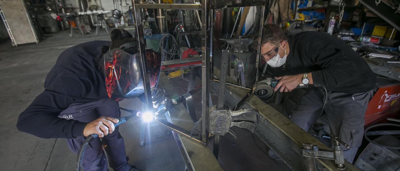 Alumnos de Formación Profesional en prácticas de Carpintería metálica de aluminio