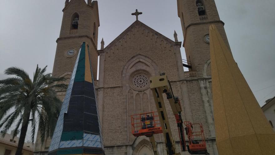 Los pináculos de 17 metros de la &quot;catedral de la Marina&quot; ya están en Benissa