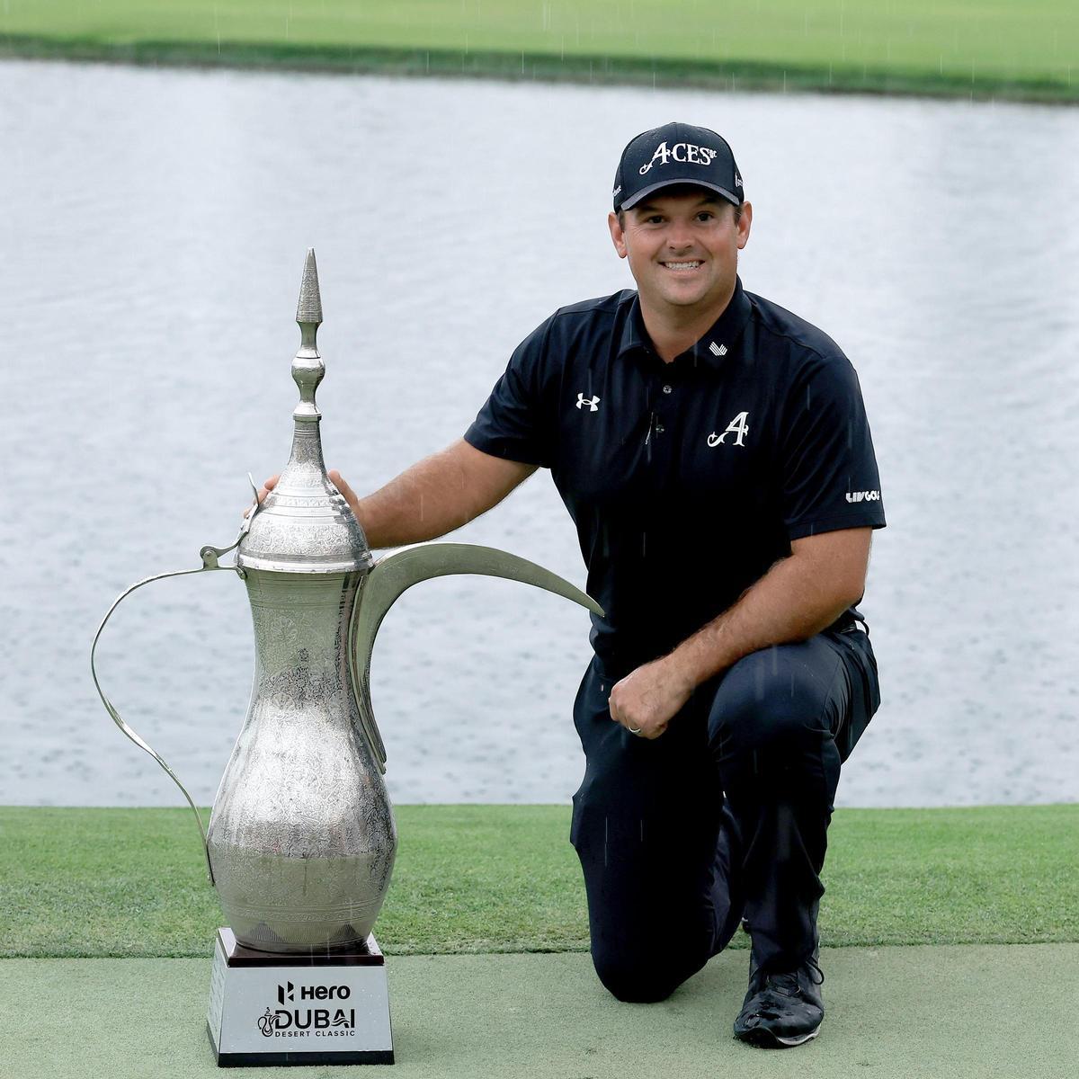 Patrick Reed posa con el trofeo de campeón en el Hero Dubai Desert Classic