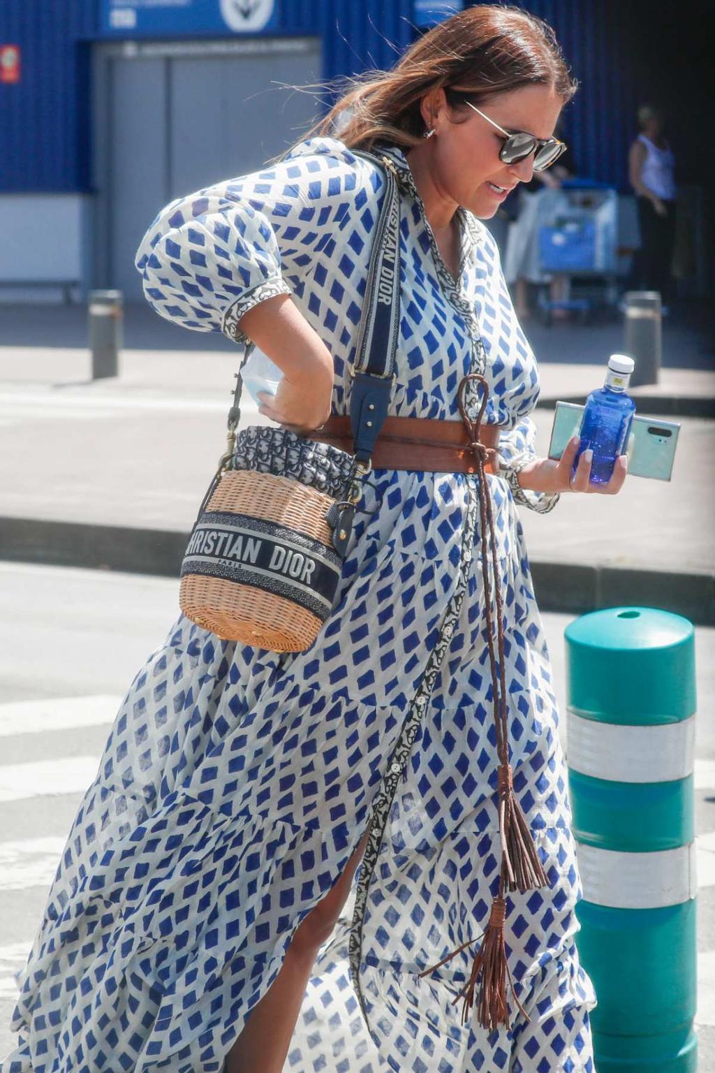 El look veraniego de Paula Echevarría: con vestido de Babbaki y bolso de Dior