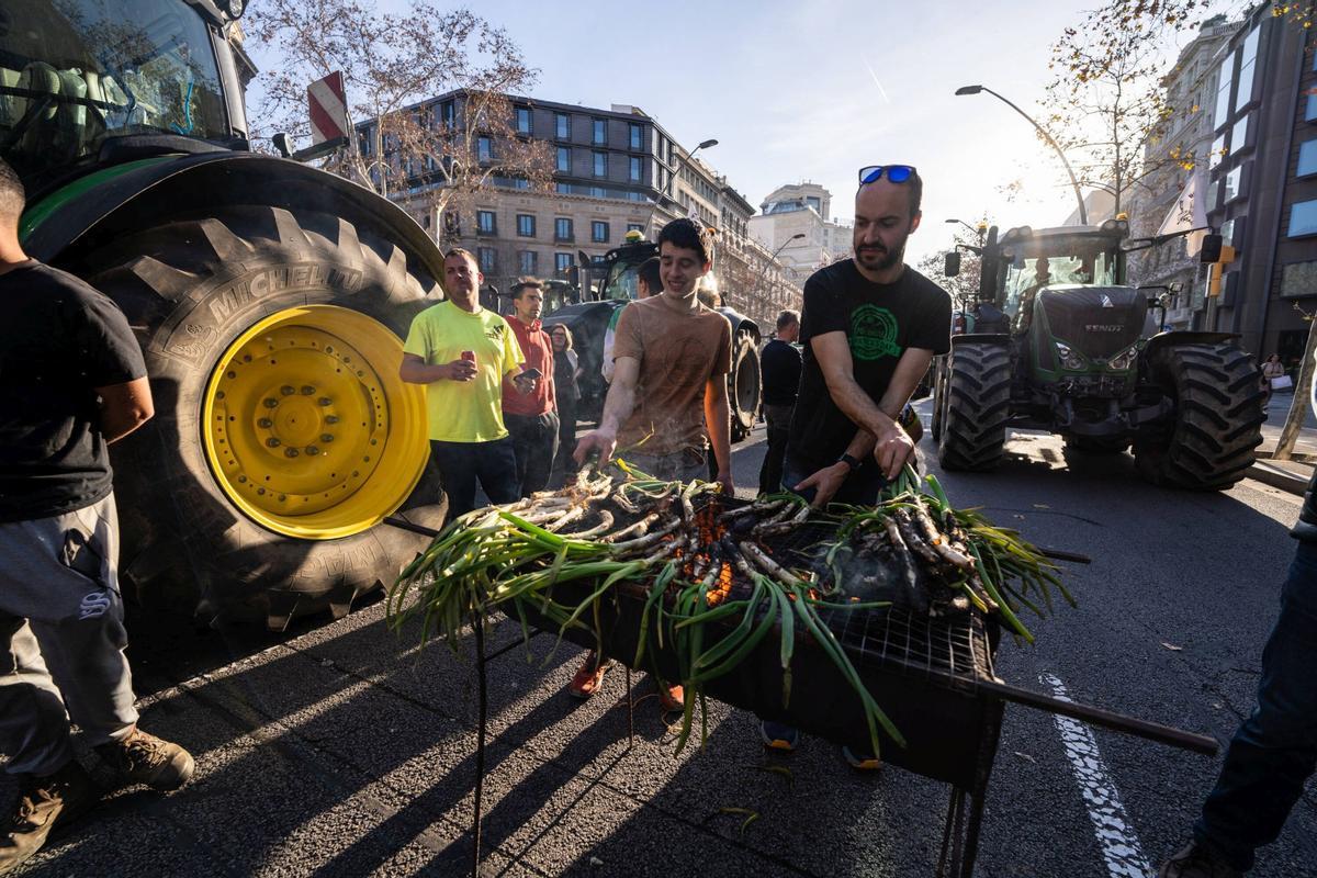 Tractores circulando por la Gran Via de Barcelona