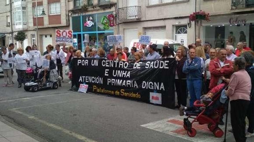 Usuarios y médicos en una reciente protesta en Moaña. // G. Núñez