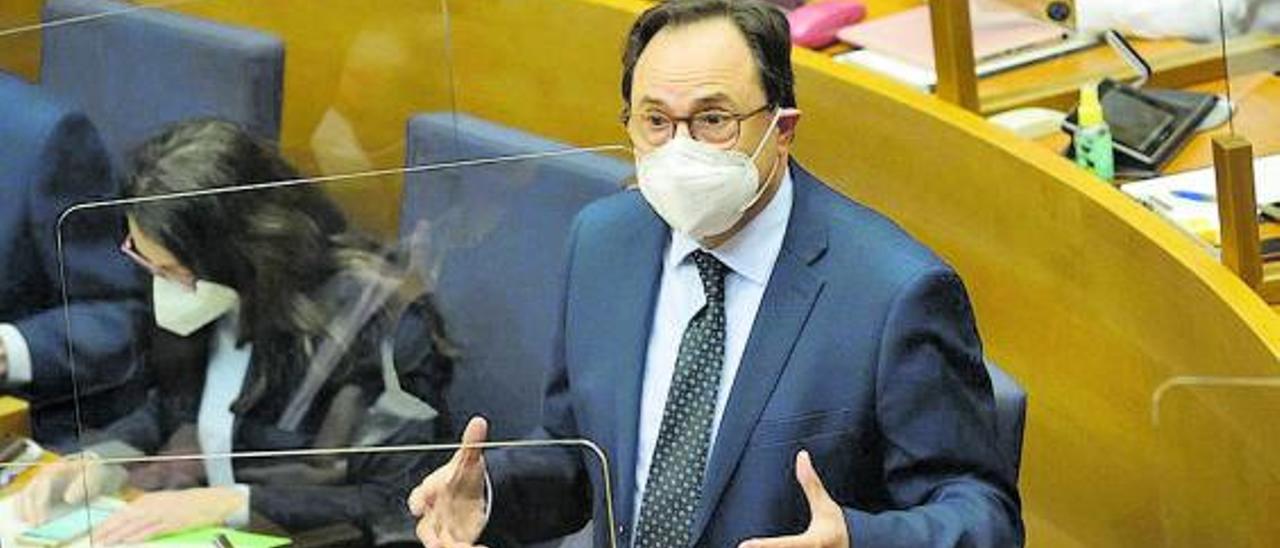 El conseller Soler, este jueves, durante su intervención en las Cortes valencianas.