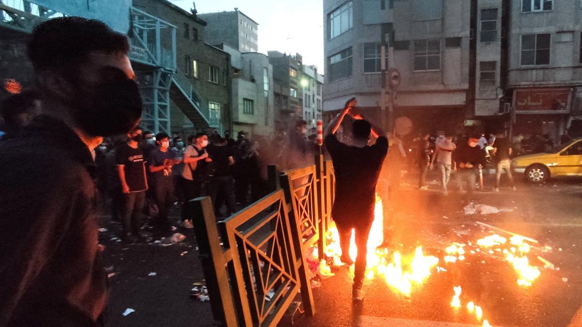 Protesta en Teherán por la muerte de Mahsa Amini.