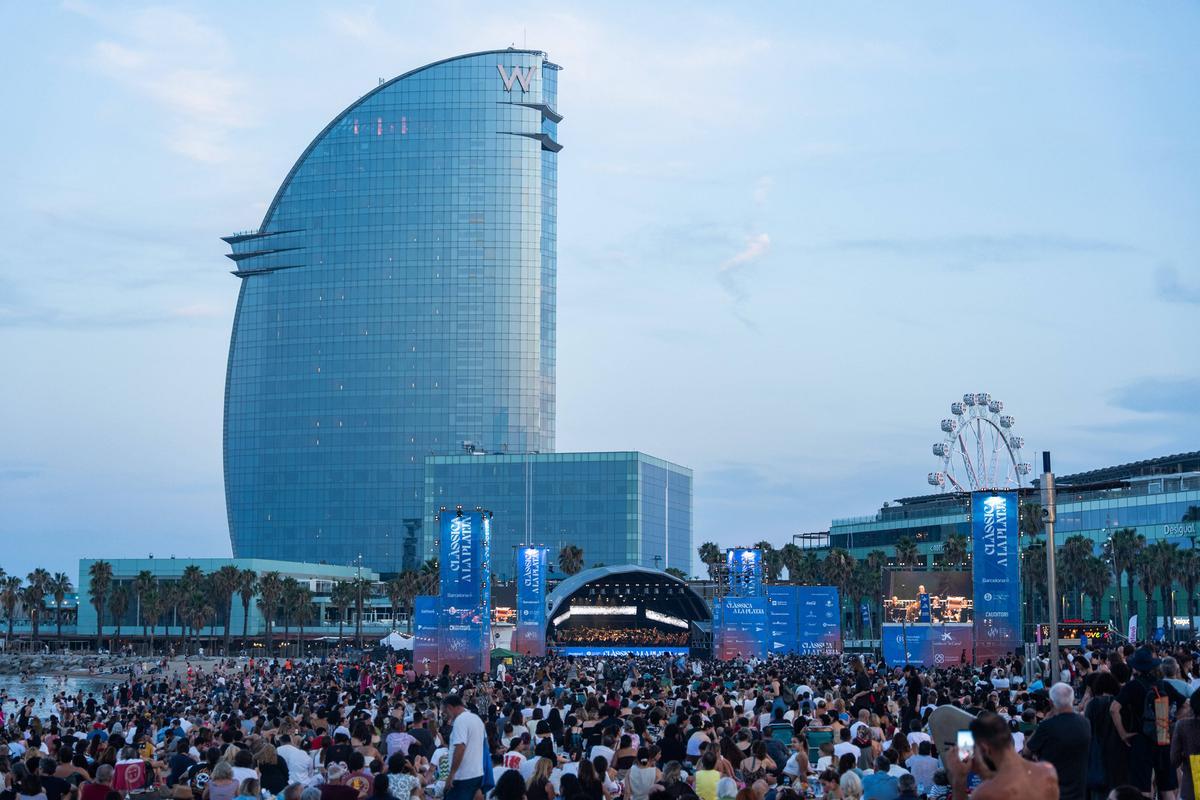 La Orquesta Sinfónica de Barcelona y Nacional de Cataluña (OBC), dirigida por Ludovic Morlot, presenta en una nueva edición de "Clàssica a la platja"