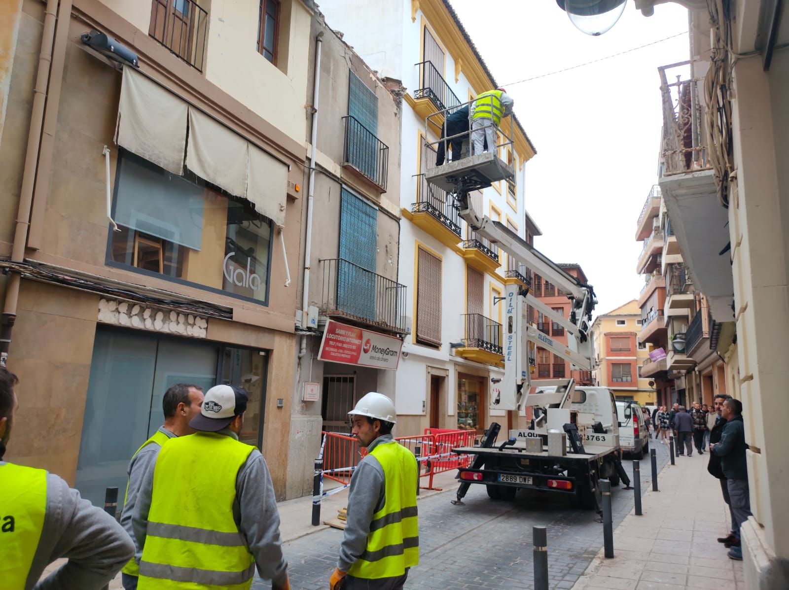 Revisan el estado del tejado de una casa abandonada en el casco antiguo de Xàtiva