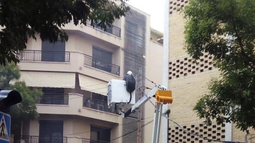 Incendio de un camión de Emaya tras chocar con unos cables eléctricos