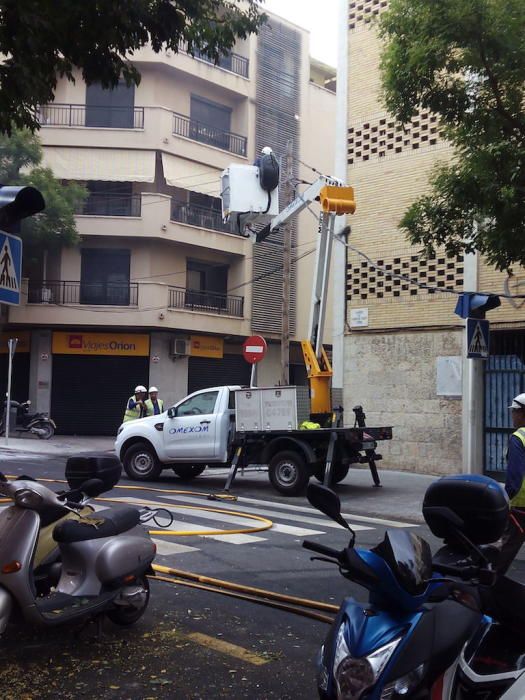 Incendio de un camión de Emaya tras chocar con unos cables eléctricos