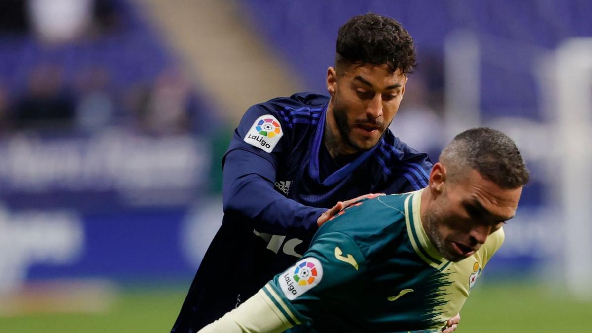 Camarasa presiona a Arbilla, del Eibar. | Miki López