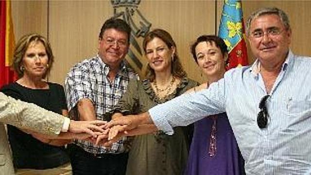 Los sindicalistas y la consellera (cuarta por la izquierda), tras el acuerdo de la Función Pública.  levante-emv