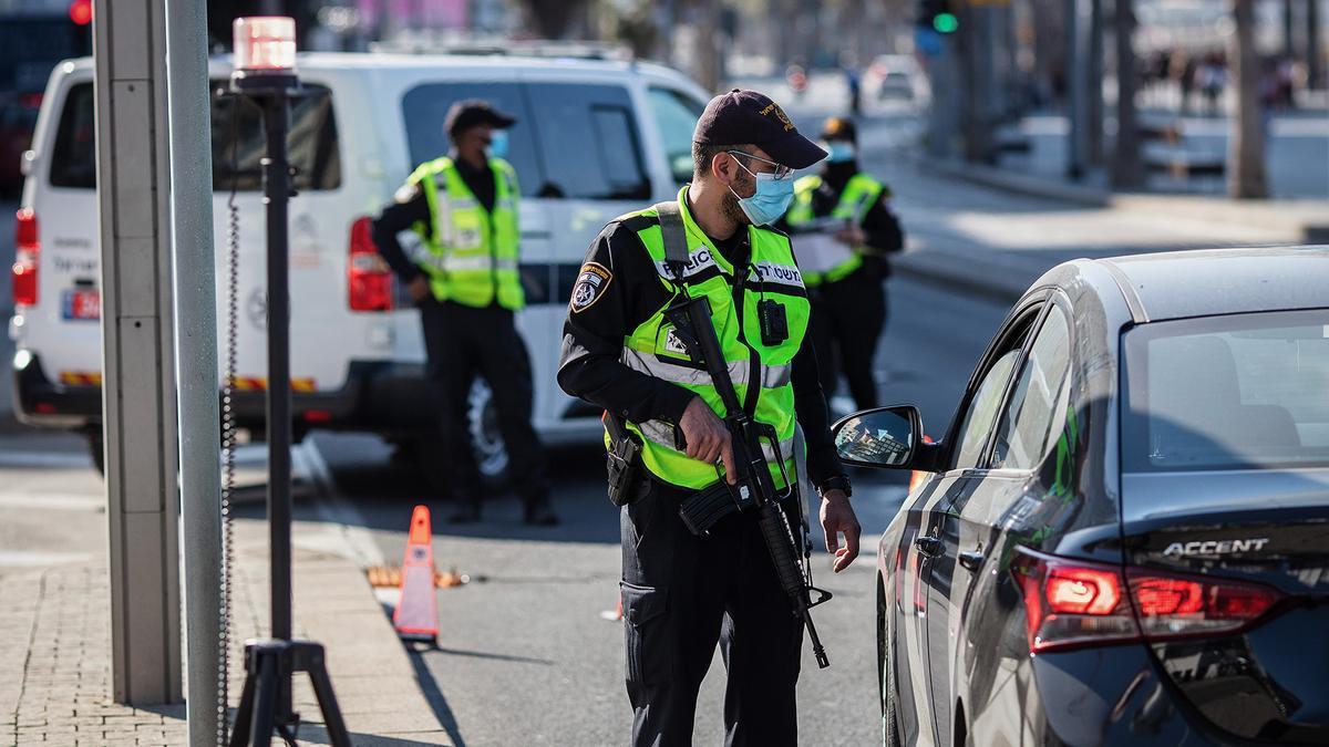 Policías israelíes en un control en una imagen de archivo.