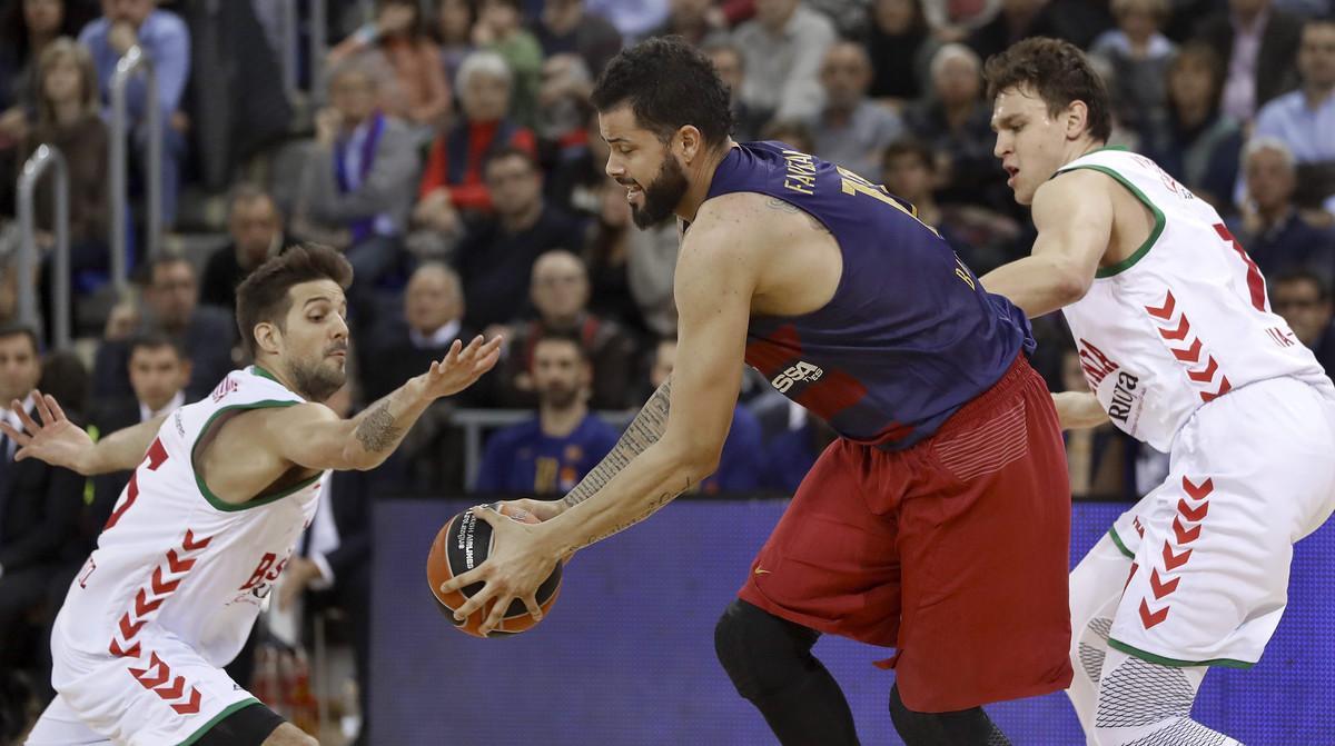 GRA399. BARCELONA, 27/01/2017.- Nicolas Laprovittola (i) y Johannes Voigtmann (d), del Baskonia Vitoria Lassa, intenta robar el balón a Vitor Faverani (c), del FC Barcelona Lassa durante el partido de la vigésima jornada de Euroliga que disputan hoy en el Palau Blaugrana. EFE/Andreu Dalmau