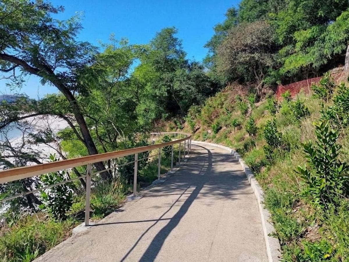 El mismo tramo de la pasarela de acceso a la playa de Area dos Cans, en la isla de Ons, con una recreación del estado final previsto cuando se complete la restauración ecológica.
