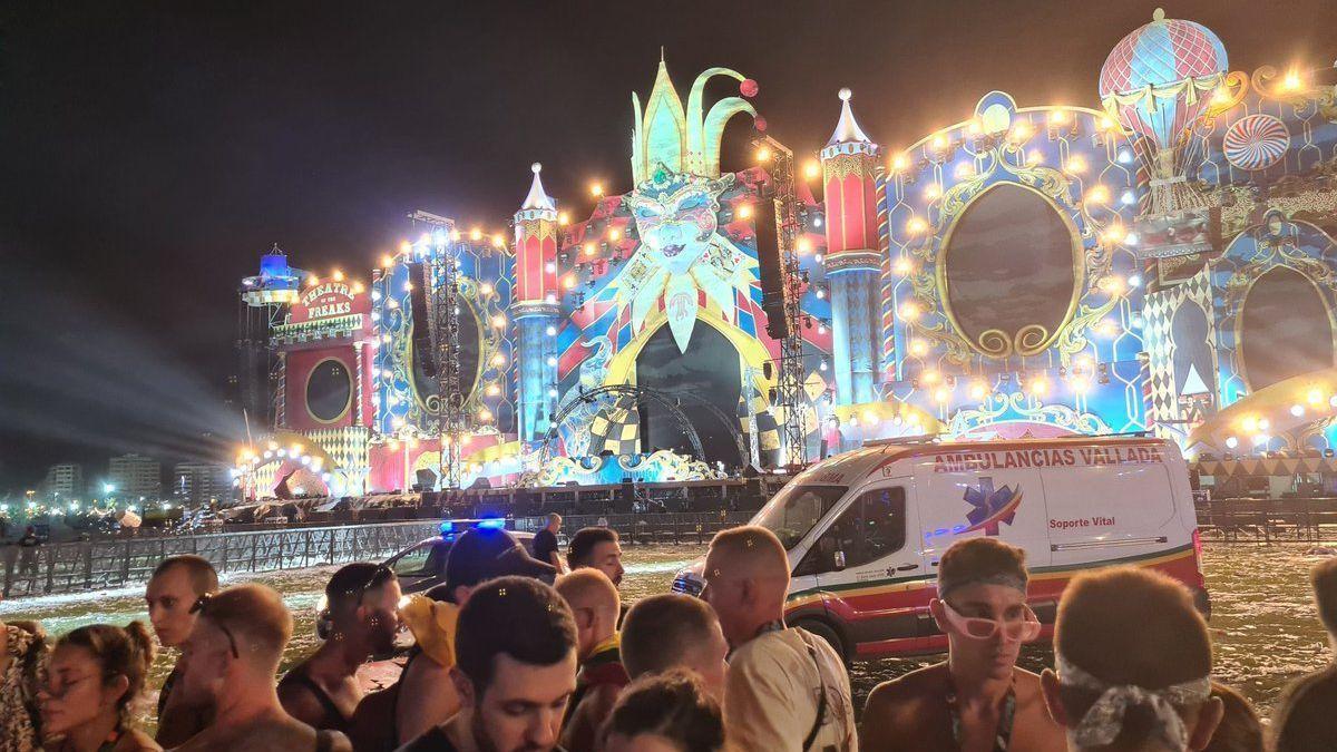 Vídeo: Un mort i desenes de ferits en un festival de Cullera en caure part de l'escenari pel vent