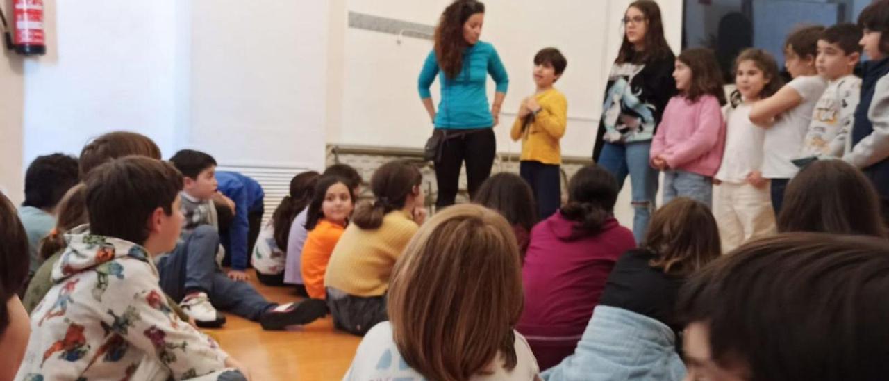 Un grupo de niños y niñas desarrolla una reunión participativa sobre temas que les afectan.