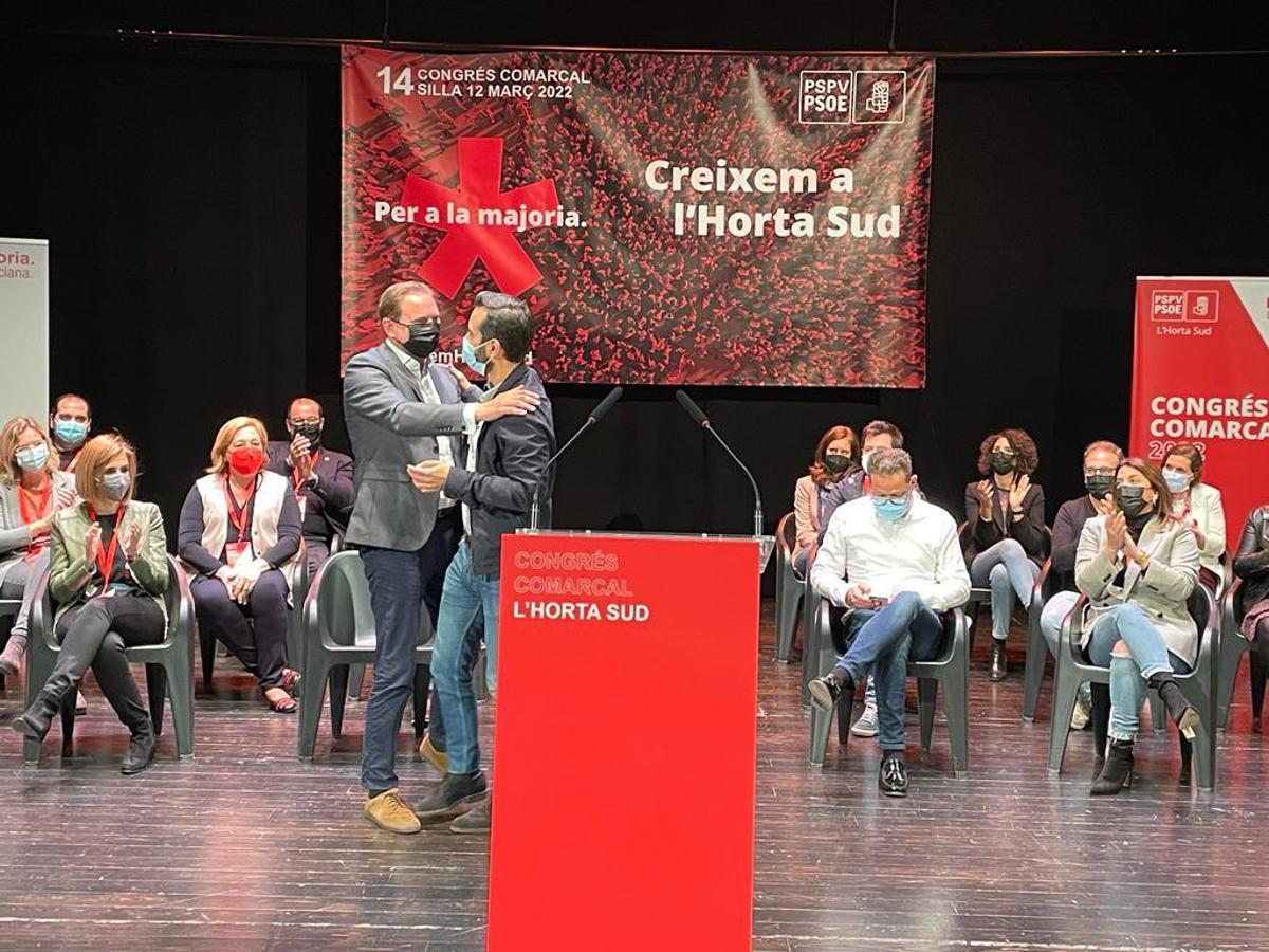 El nuevos secretario comarcal con Muñoz, ayer.