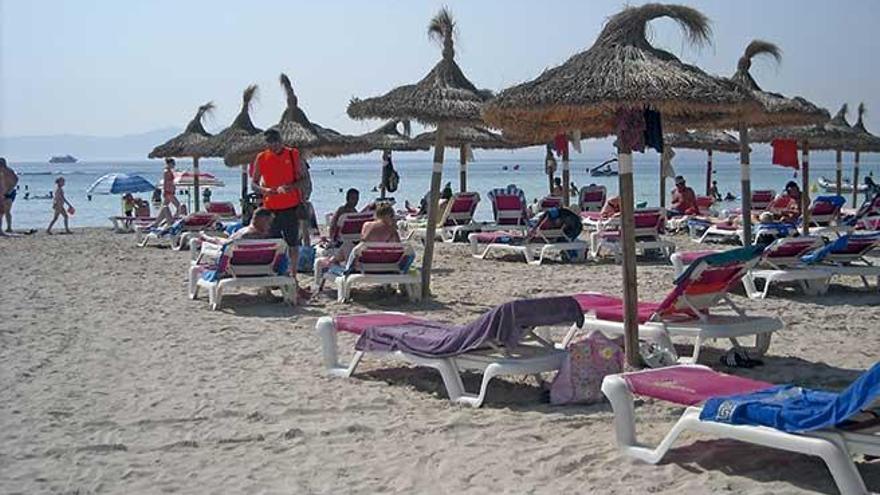Bañistas en la playa de Alcúdia, donde están ubicados los hoteles afectados por la presunta estafa.