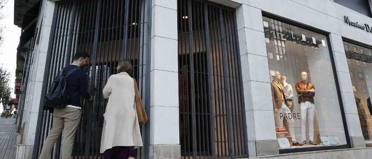 Una tienda de Massimo Dutti en Vigo, ayer, cerrando las puertas a media tarde. // J. Lores