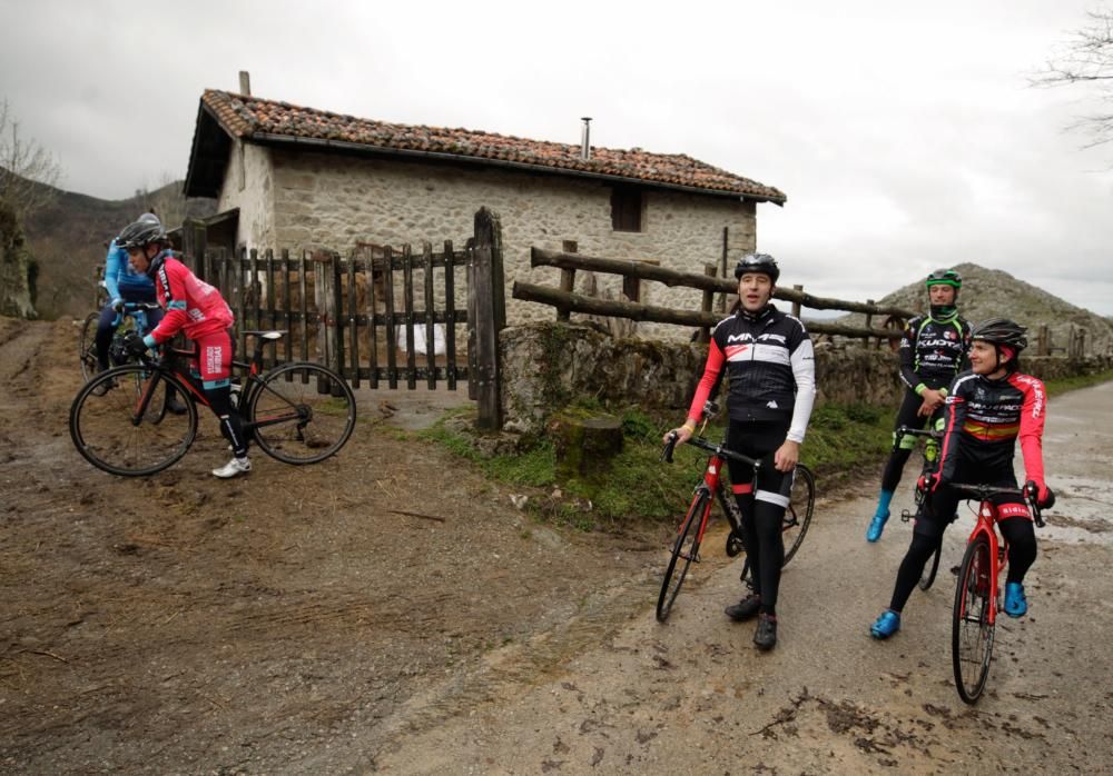 Subida de reconocimiento al final de la etapa de la Vuelta a España en Nava