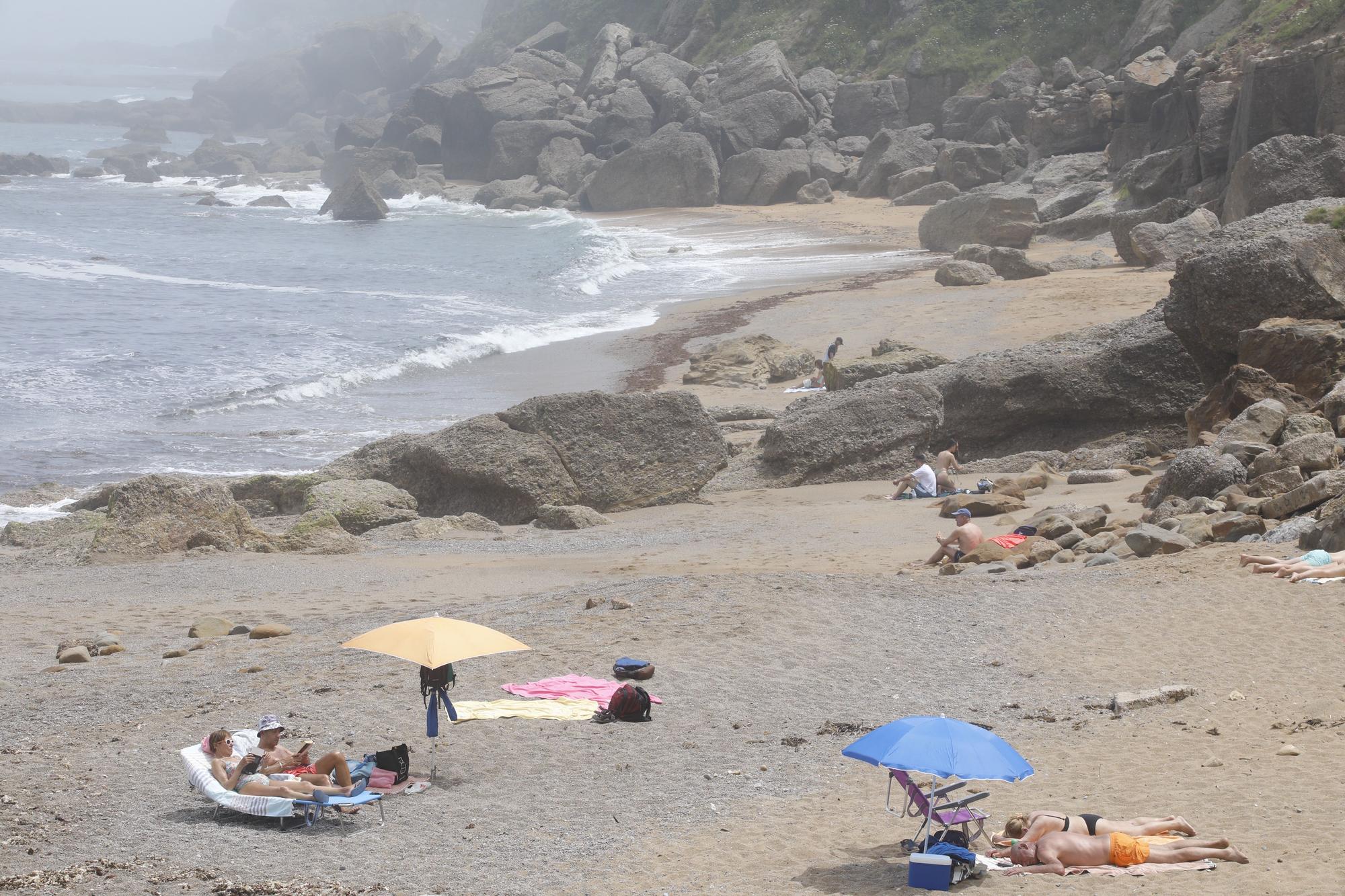 Día de intenso calor en Gijón, playa y chapuzones en el mar