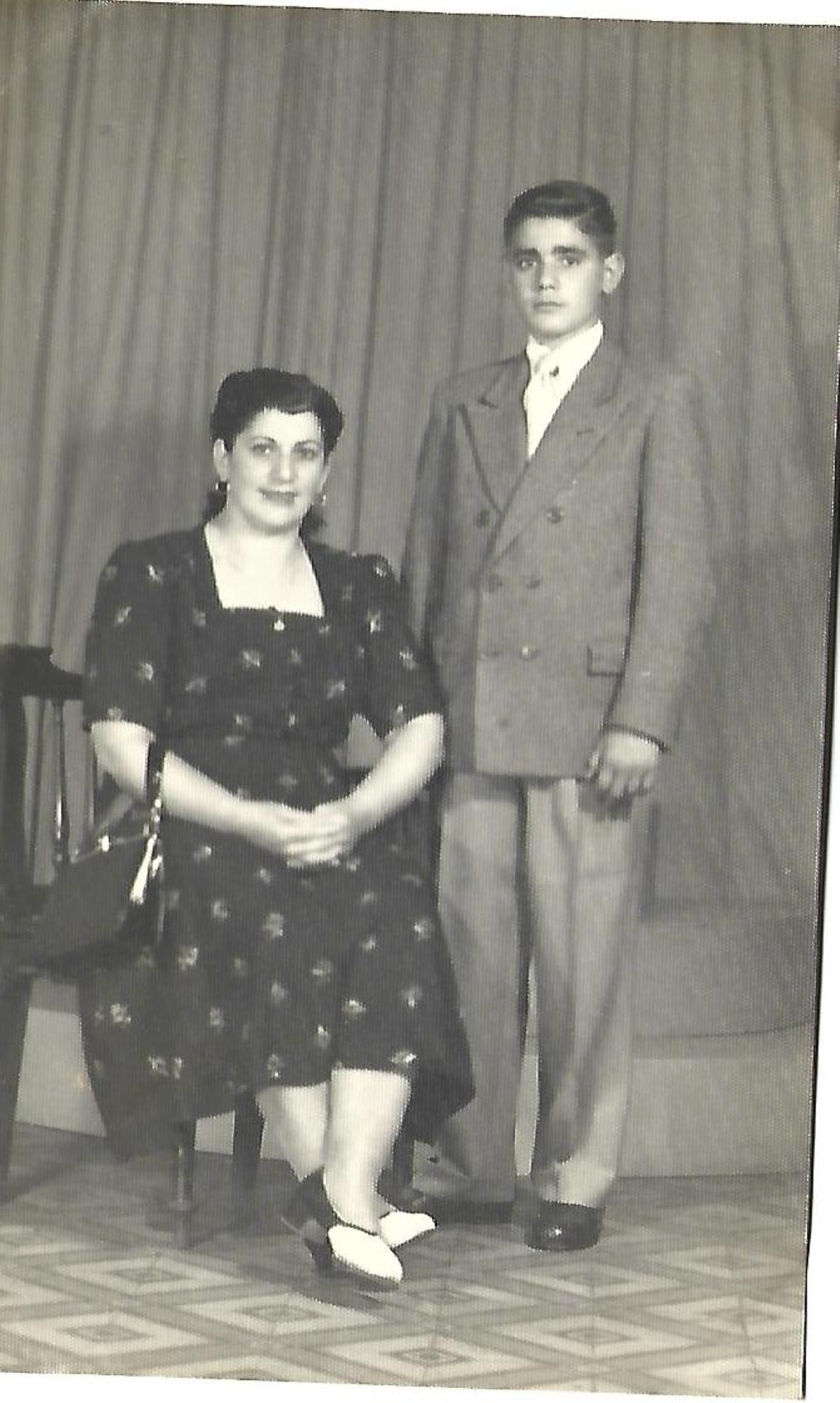 Agustín Arnaldo, junto a su madre, María.