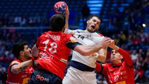 Rui Silva percute contra la defensa española
