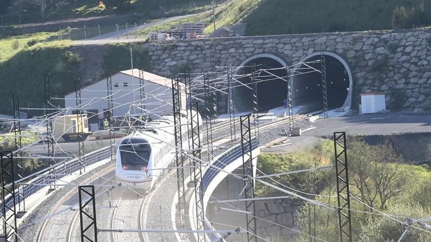 El convoy inaugural del Eje Atlántico a su paso por el túnel de As Maceiras. // Adrián Irago