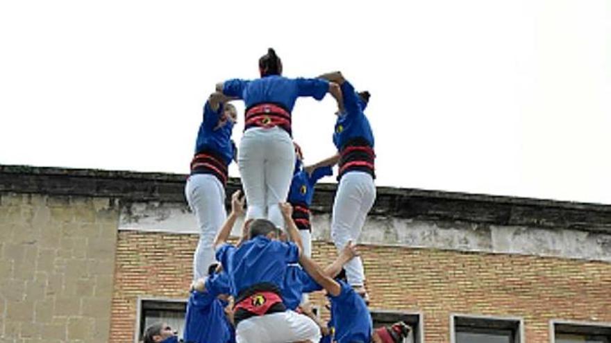 Els Castellers de Berga queden a les portes   del 4 de 8 amb tres intents desmuntats