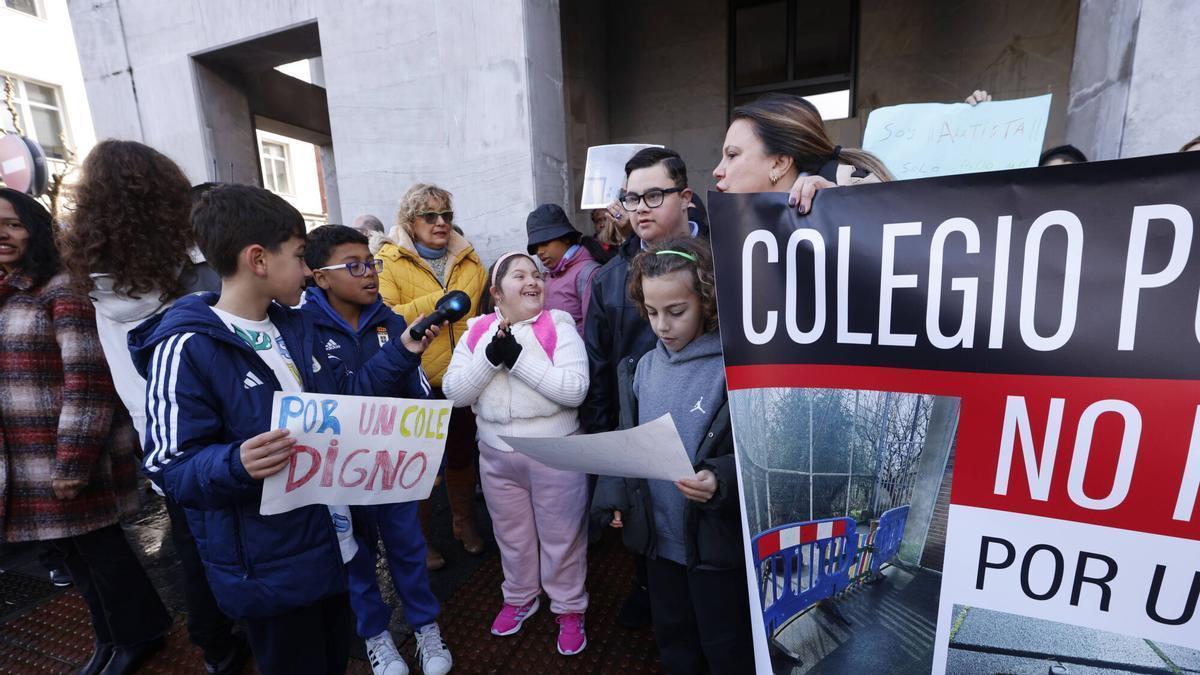 Las familias durante una de las manifestaciones para exigir mejoras en el colegio.