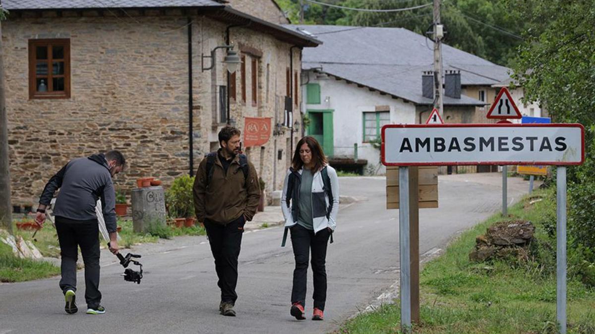 Miguel Ángel Tobías en la etapa con la alpinista Edurne Pasaban.   | // E.C.I.