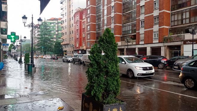 Una espectacular granizada inunda varias calles de Oviedo y cala a los peatones
