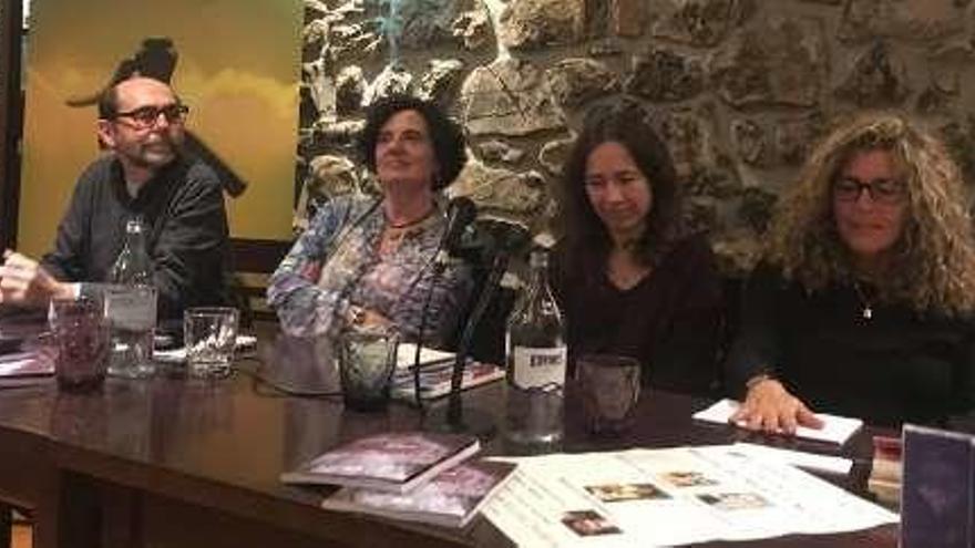 Luis A. Salcines, Berta Piñán, Esther Muntañola y Paloma Corrales, en la timba poética de la Sifonería de Cangas de Onís.