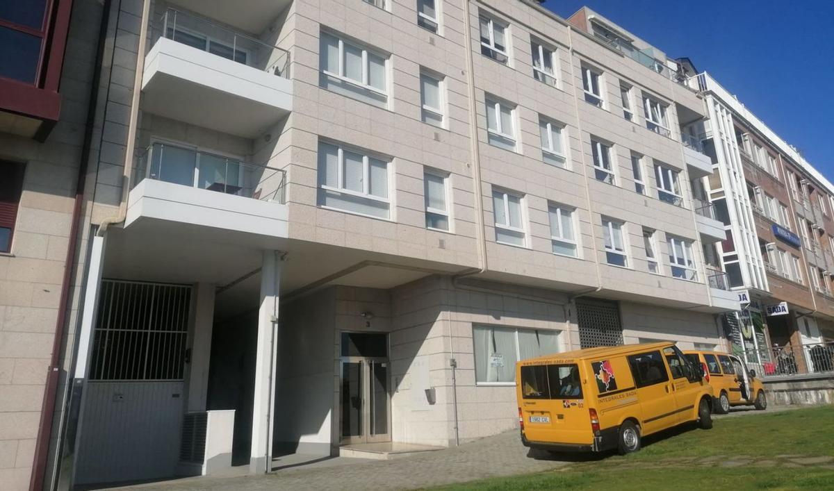 Bloque de viviendas de O Fiunchedo con orden de demolición.