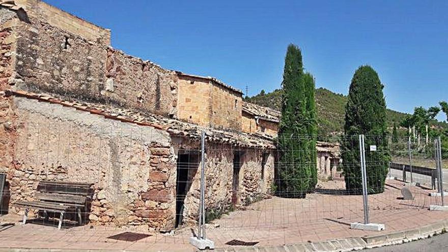 L&#039;edifici on hi ha el conjunt de tines és a la carretera que va cap a Sant Mateu de Bages