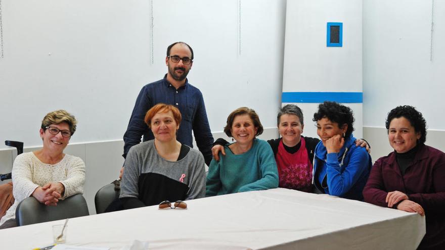 El director del FIC Bueu, Manuel Pena, con las integrantes de Adicam que participan en el taller. / FIC