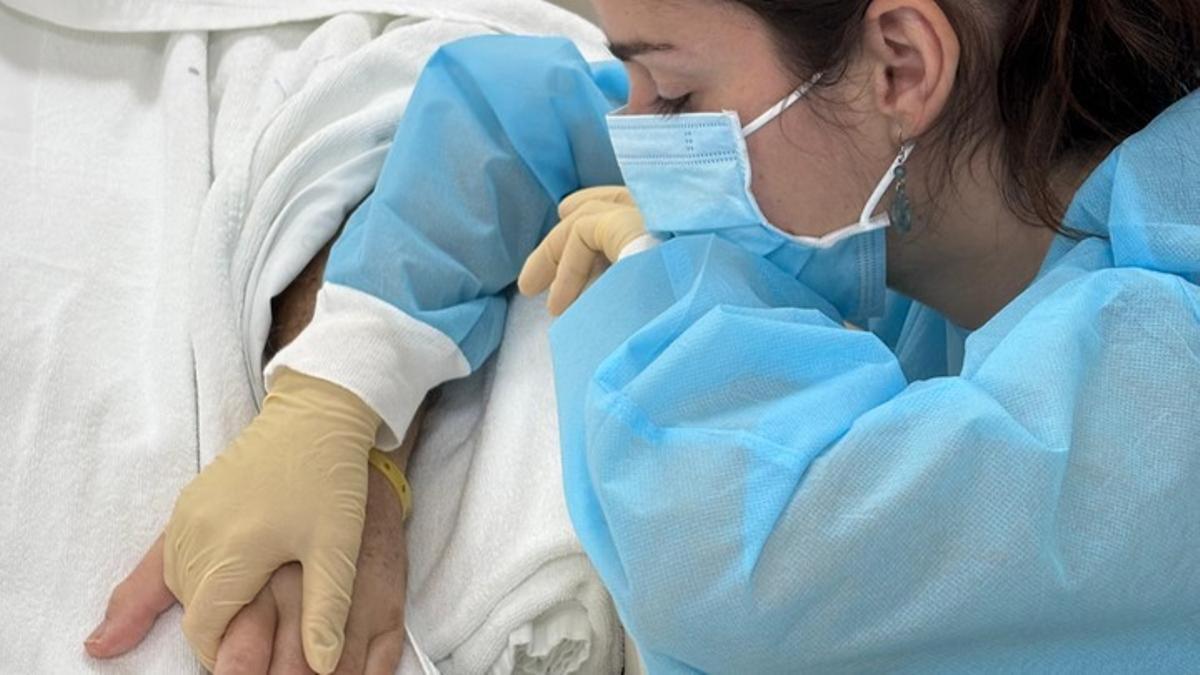 Sara Serradilla, junto a su padre en el FV Hospital de Saigon, donde está ingresado.