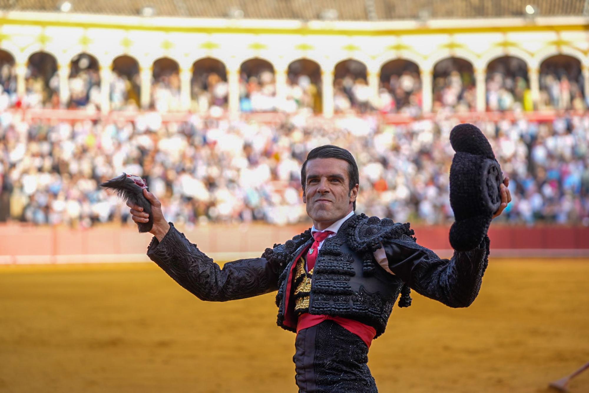 El diestro Emilio de Justo durante su primer toro en la corrida del día de hoy, a 18 de abril de 2024, en Sevilla, Andalucía (España). Duodécima corrida de abono para los diestros,  El Cid, Daniel Luque y Emilio de Justo que se enfrentaran a los toros de La Quinta. 18 ABRIL 2024 Joaquin Corchero / Europa Press 18/04/2024 / Emilio de Justo;Joaquin Corchero;