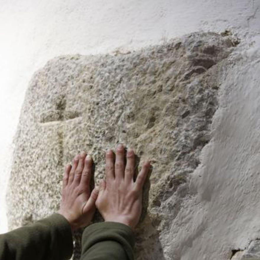 Der Herzstein lässt den Herzschlag des bösen Grafen fühlen. Man muss nur fest genug drücken.  | FOTO: BENDGENS