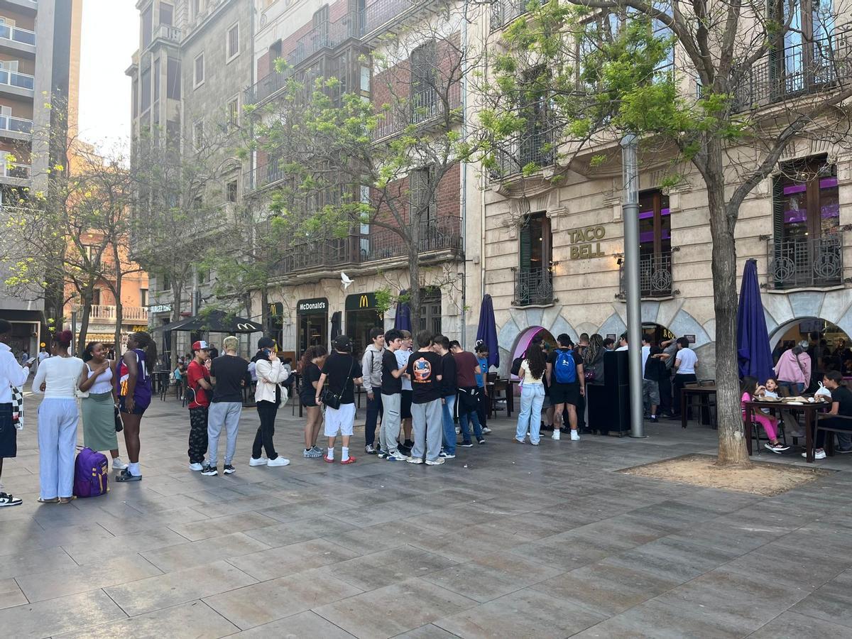 Largas colas en el Taco Bell de la plaza de España de Palma por el burrito gratis